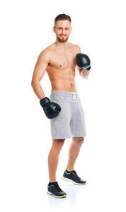 运动有吸引力的男人，戴着拳击手套在白色