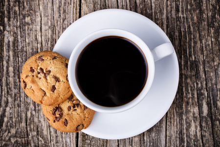 杯咖啡，木桌上的饼干