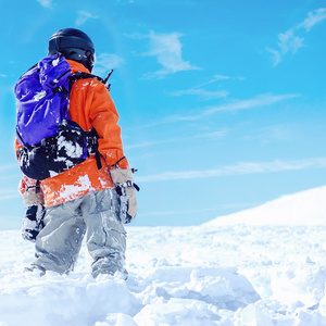 在山的单板滑雪 freerider