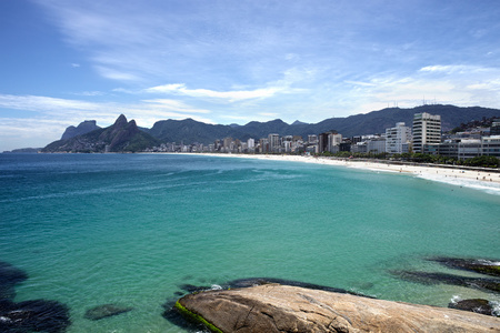 里约热内卢有山的海滩