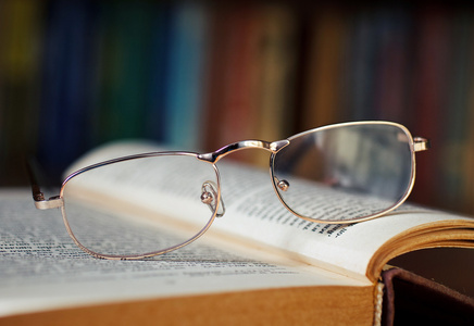 眼镜在图书馆的书