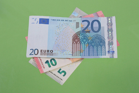 欧元纸币的纯绿色背景图片