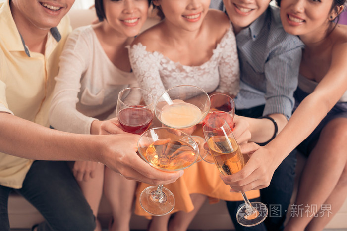 人们碰杯与鸡尾酒
