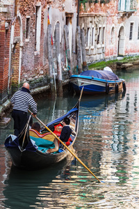 威尼斯船夫撑船在意大利威尼斯贡多拉