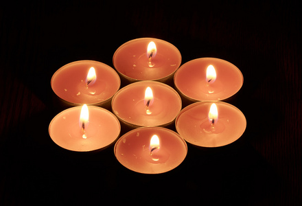 集团的燃烧的蜡烛图片