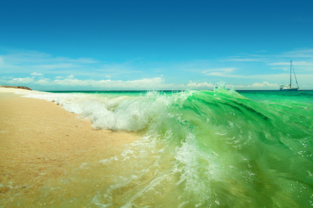 海波浪在海滩上阳光明媚的日子