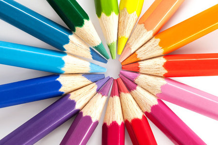 彩色铅笔在排列在白色背景上的颜色轮颜色