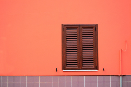 窗口在橙色和灰色的墙