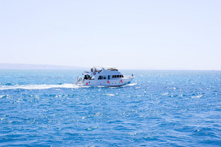 船在海上航行.太阳之光之海。海水回流