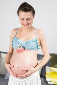 女人怀孕八个月