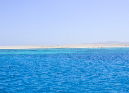 阳光下的大海。 海水回流