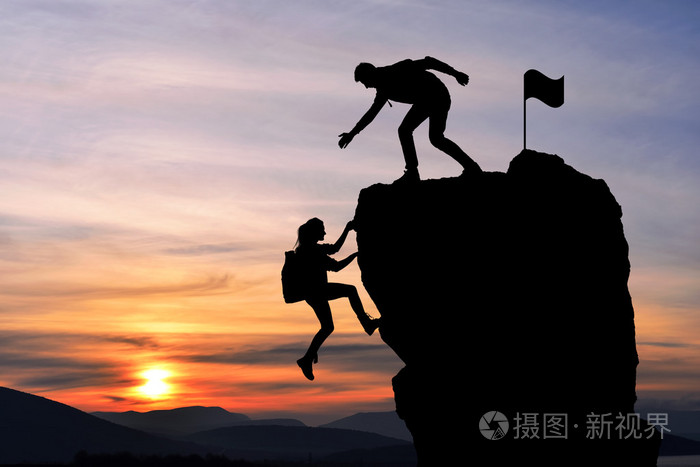 两人男人和女孩旅行联合工作团队在登山团队,美丽的日落景观互相帮助