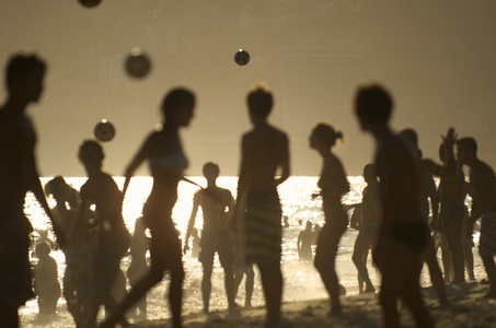里约热内卢里约热内卢海滩剪影巴西人玩 Altinho