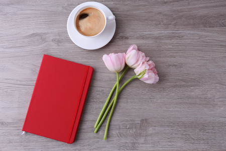 郁金香与日记和杯咖啡