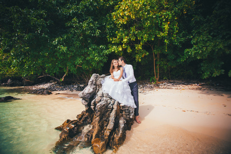 新娘和新郎岩石海滩上