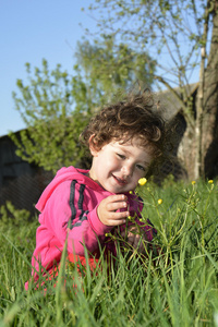 在夏天，花园里坐着一小卷发姑娘和看到黄色