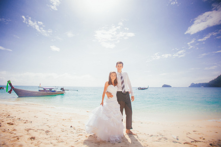 新娘和新郎热带海滩上
