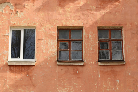 墙上的一座旧房子的窗户