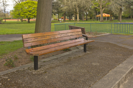 俄勒冈州一个公共公园的两张长椅