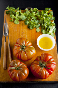 成熟的蔬菜。食品成分。番茄，橄榄油沙拉