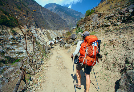 在山的登山者