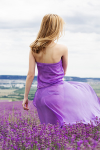 女人穿着紫色放松在薰衣草花田