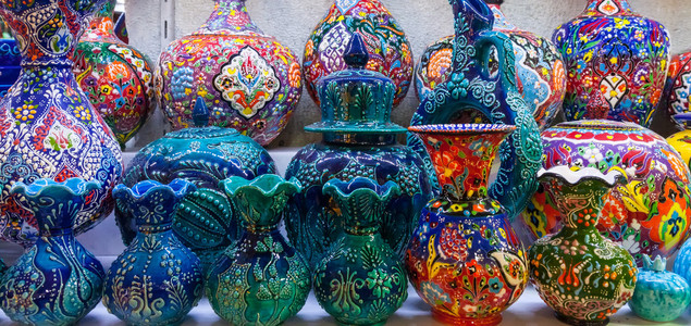 在市场上的古典土耳其陶瓷