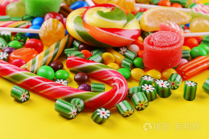 在黄色背景上五颜六色的糖果
