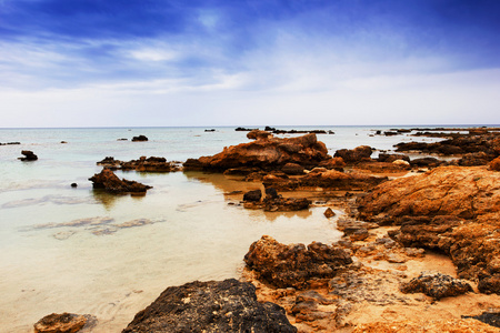 岩石的海滩，海景，希腊克里特岛的视图
