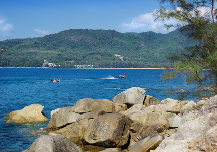 泰国的乐趣，在平静的海面海湾上划船