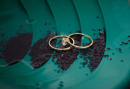 结婚戒指和订婚戒指