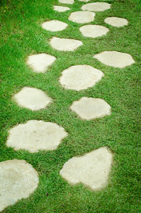 蜿蜒在花园里的石头走道