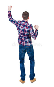 穿格子衬衫的男人的后视图竖起大拇指。