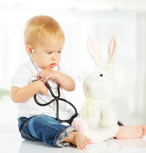 宝宝玩医生玩具兔兔和听诊器