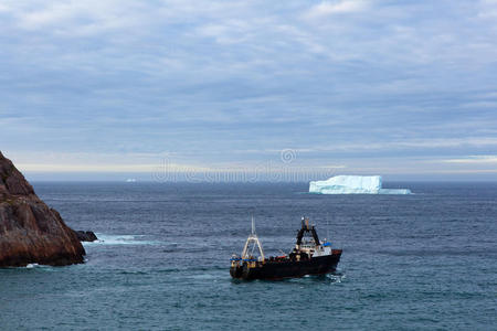拖网渔船和冰山
