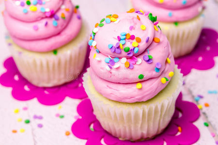 粉色糖霜生日纸杯蛋糕