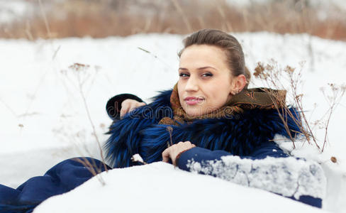 穿着外套躺在雪地上的女人