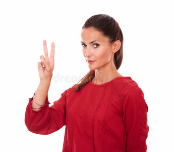 漂亮的女性穿着带有胜利标志的红色衬衫
