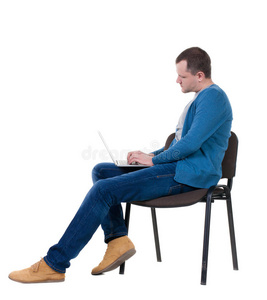 一个人坐在椅子上用笔记本电脑学习的侧视图。