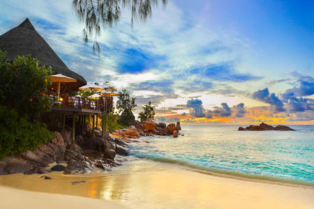日落时热带海滩上的咖啡馆