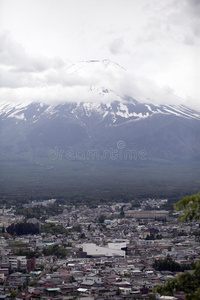 从朱丽托宝塔后面看富士山