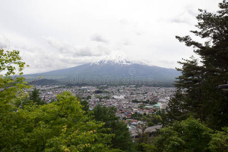 从朱丽托宝塔后面看富士山