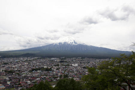 从朱丽托宝塔后面看富士山