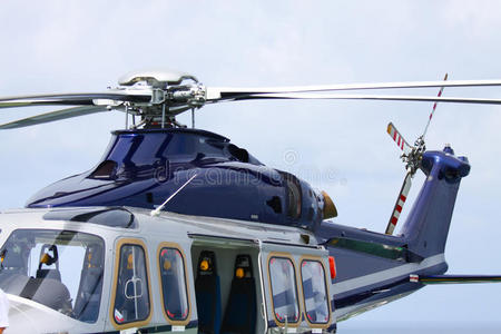直升机停在海上平台上。直升机运送船员或乘客到海上石油和天然气行业工作