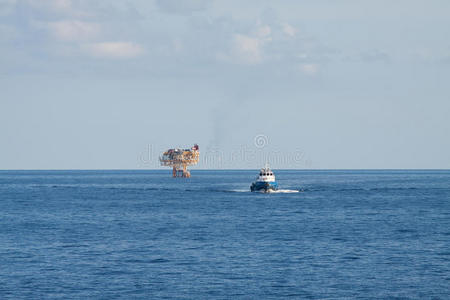 海湾或海上的油气平台，世界能源，海上石油和钻井平台建设