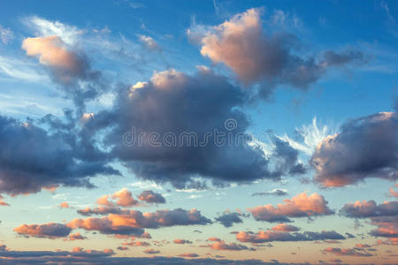 美丽的海上云景，日落拍摄