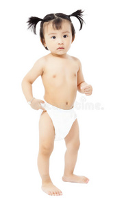 穿着尿布站着的可爱女婴。白色隔离