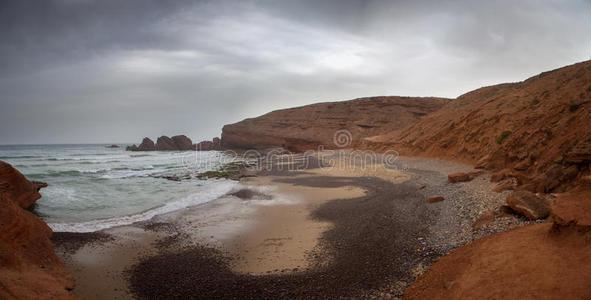 摩洛哥南部的勒齐拉海岸上有悬崖的野生海滩