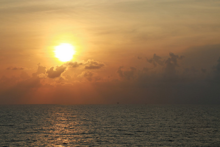 海上日出或日落时的时间。海面上的美好时光