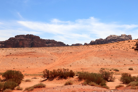 瓦迪朗姆酒沙漠也被称为月亮谷是切成南部 Jordan 砂岩 花岗岩岩谷